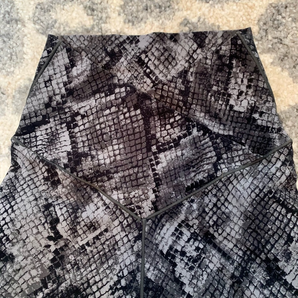 AERIE Crossover legging black snakeskin LIKE NEW